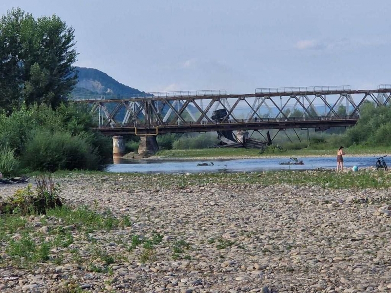 На Закарпатье рухнул "уставший" мост: конструкции утащили за собой несколько машин