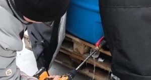 Воды нет месяцами, бочки замерзают: в Донецке продолжается гуманитарная катастрофа