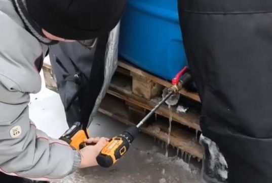 Воды нет месяцами, бочки замерзают: в Донецке продолжается гуманитарная катастрофа